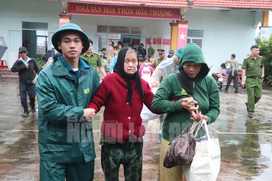 Miền Trung: Bắt đầu đưa d&acirc;n đi sơ t&aacute;n tr&aacute;nh b&atilde;o Noru v&agrave; &aacute;p dụng khung giờ giới nghi&ecirc;m - Ảnh 12.