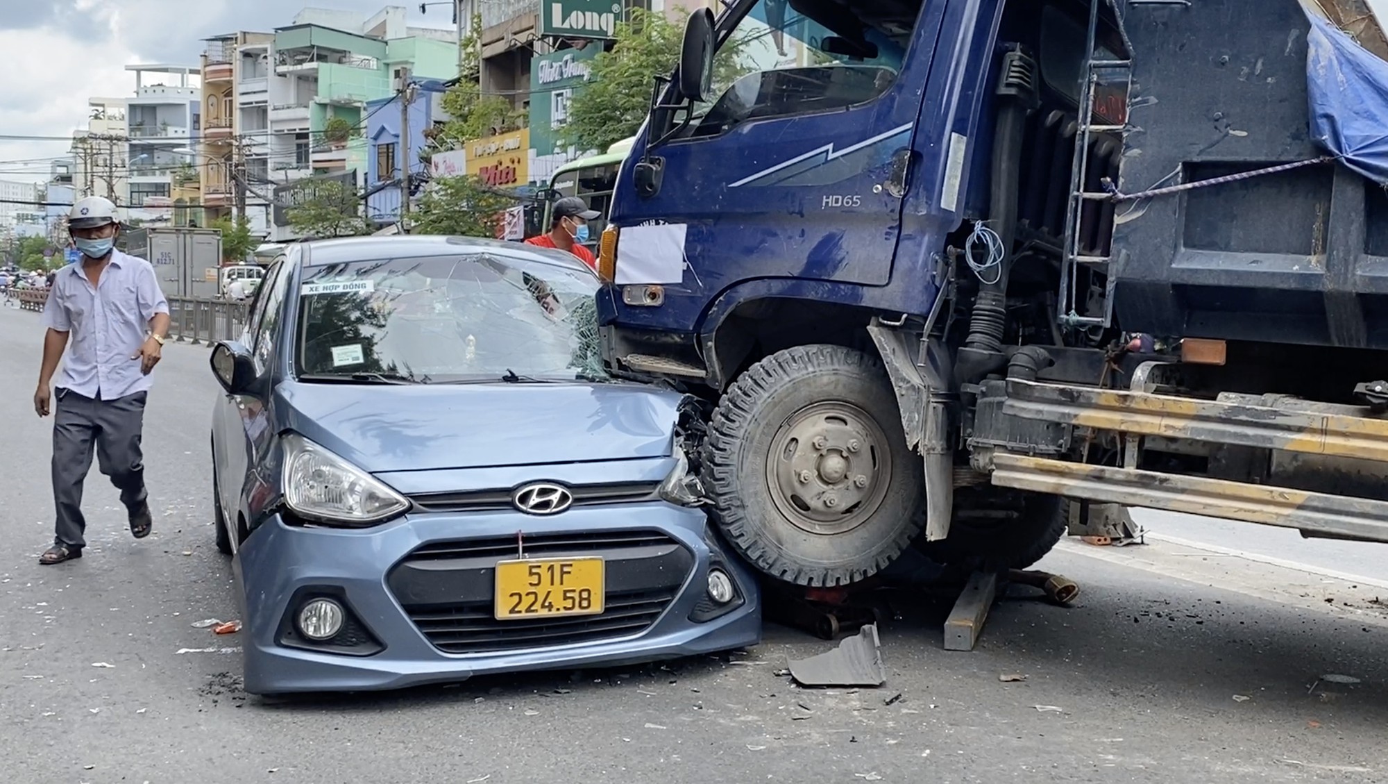 CLIP: Xe ben đè bẹp đầu xế hộp ở quận 8