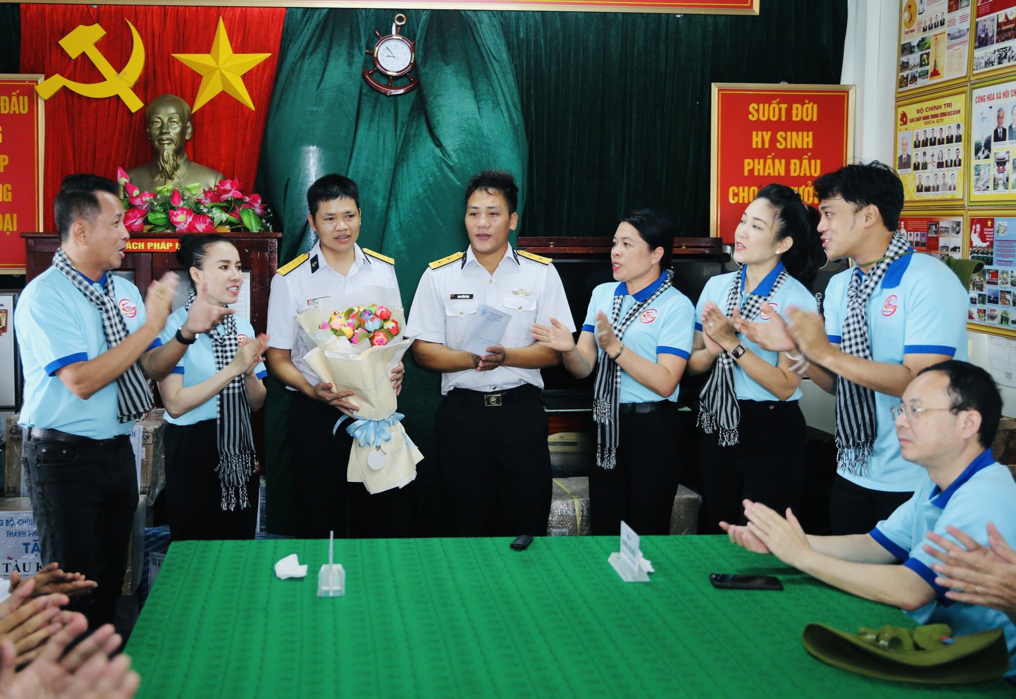 Đo&agrave;n đại biểu TP HCM thăm v&agrave; động vi&ecirc;n c&aacute;n bộ, chiến sĩ Nh&agrave; Gi&agrave;n DK 1/10, đảo Thổ Chu - Ảnh 6.