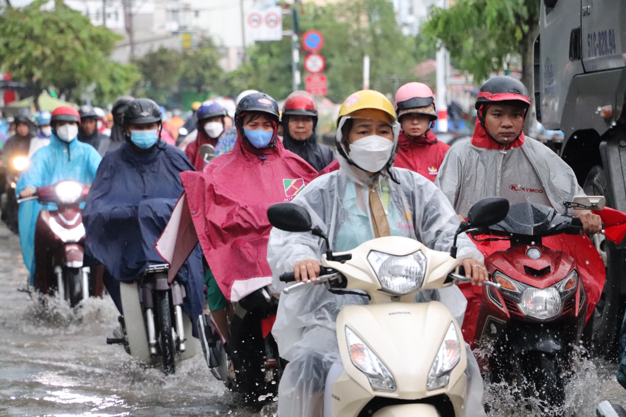 TP HCM: Triều cường dâng cao, đường Trần Xuân Soạn chìm sâu trong nước - Ảnh 4.
