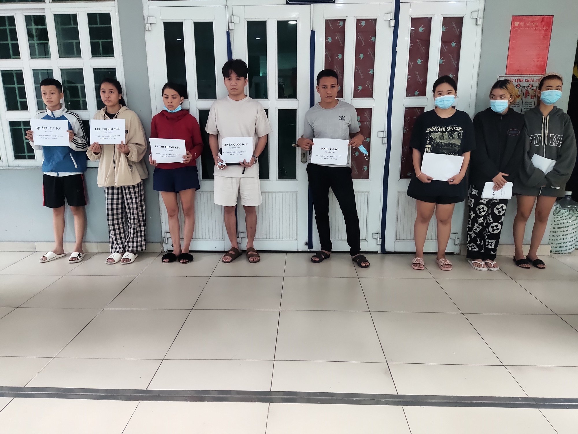 Công an Bình Chánh bắt giữ Lê Thị Thanh Sáu cùng 7 đồng phạm - Ảnh 1.