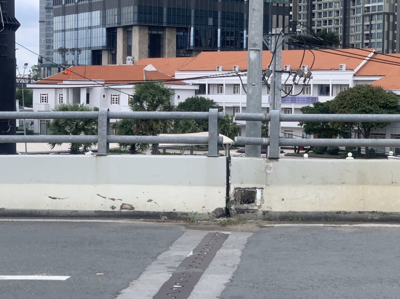 Khẩn trương l&agrave;m r&otilde; nguy&ecirc;n nh&acirc;n, tr&aacute;ch nhiệm đơn vị l&agrave;m đứt c&aacute;p cầu vượt Nguyễn Hữu Cảnh - Ảnh 2.