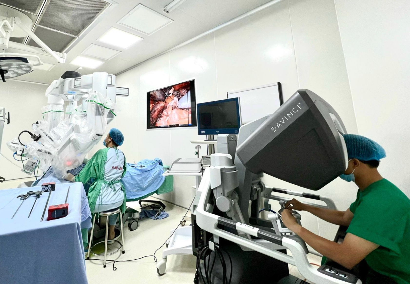 Lần đầu tiên cắt u tuyến giáp qua tiền đình miệng bằng robot, không để lại sẹo