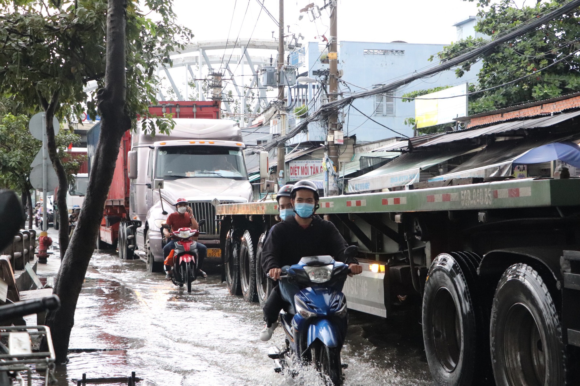 TP HCM: Triều cường dâng cao, đường Trần Xuân Soạn chìm sâu trong nước