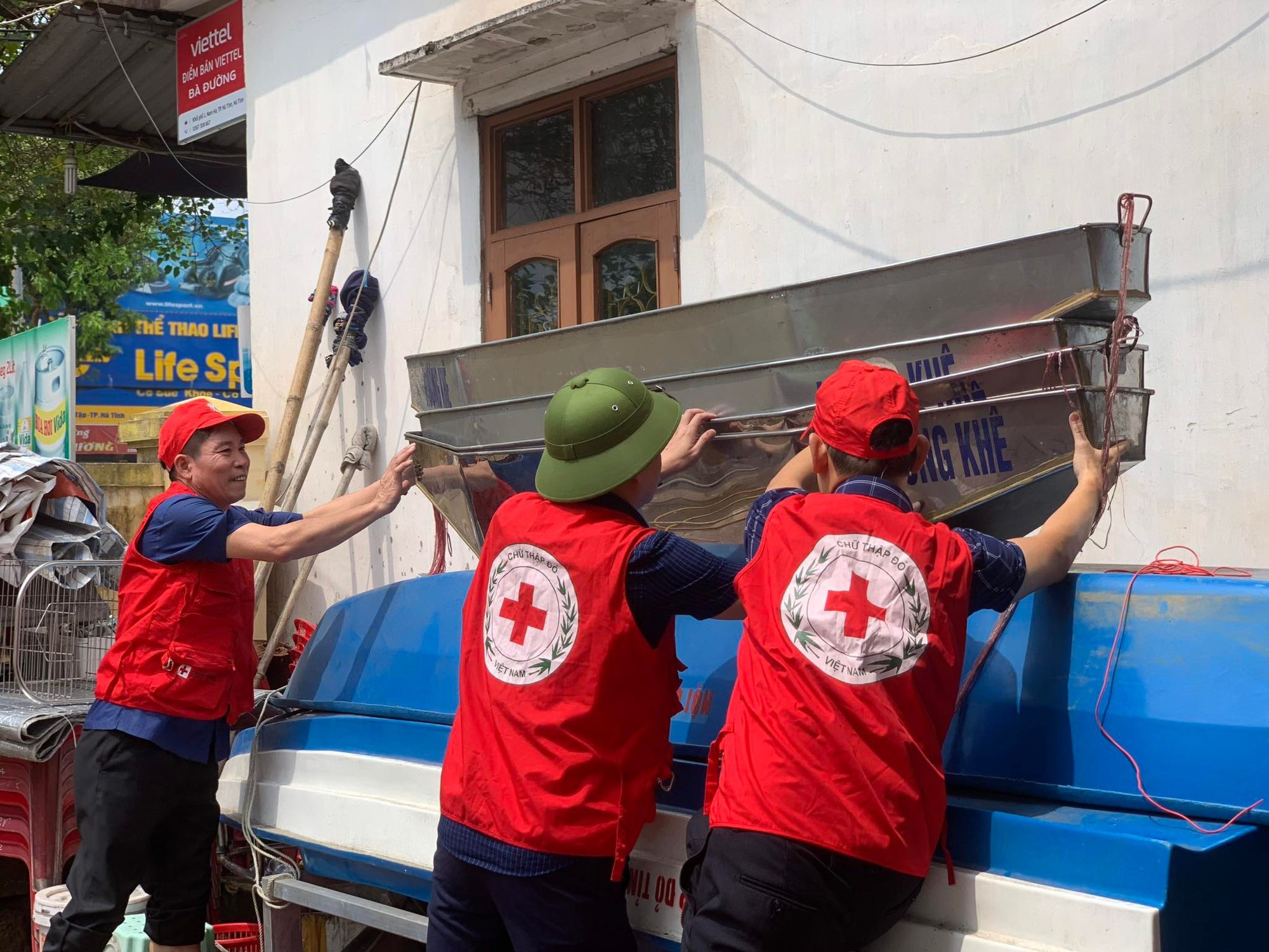 Bệnh viện đầu ng&agrave;nh ở H&agrave; Nội, TP HCM hỗ trợ y tế v&ugrave;ng bị ảnh hưởng b&atilde;o Noru - Ảnh 1.