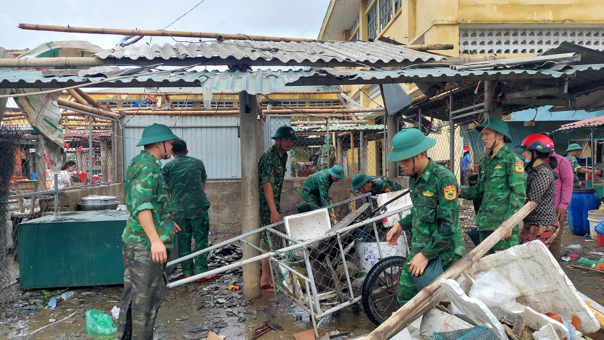 Bão số 4 (Noru): Nhiều người thoát chết trong gang tấc - Ảnh 2.