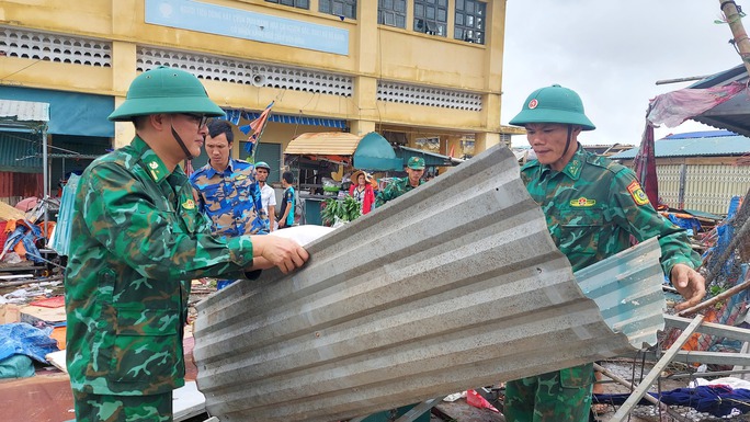 57 người bị thương và hàng ngàn ngôi nhà bị sập, hư hỏng do bão số 4