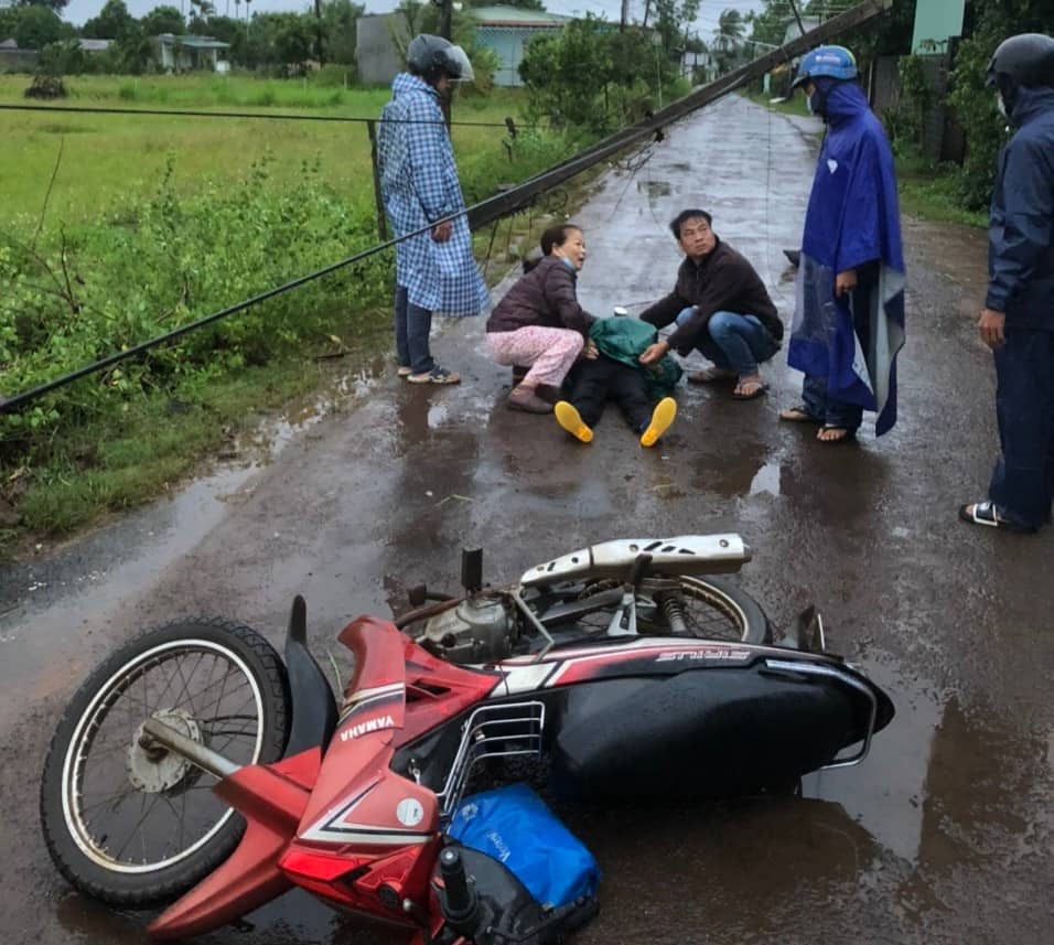 Một phụ nữ tử vong nghi tông cột điện ngã ra đường lúc mưa bão