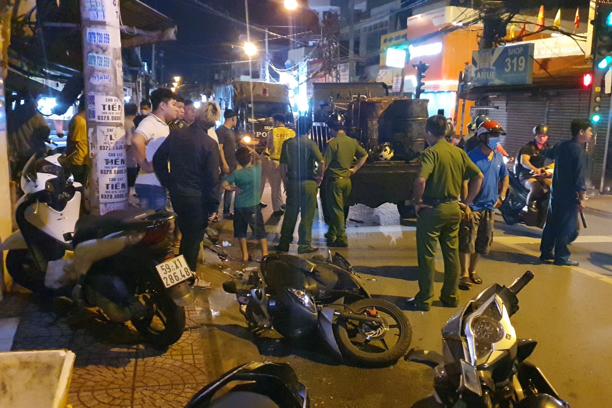 Video: Xe tải t&ocirc;ng trực diện v&agrave;o xe m&aacute;y - Ảnh 3.