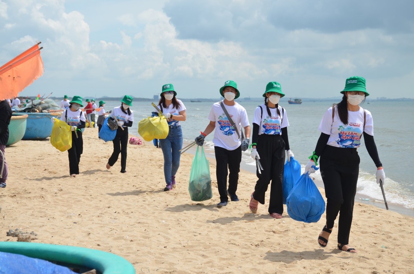 C.P. Việt Nam thu gom r&aacute;c tại c&aacute;c b&atilde;i biển B&agrave; Rịa - Vũng T&agrave;u - Ảnh 2.