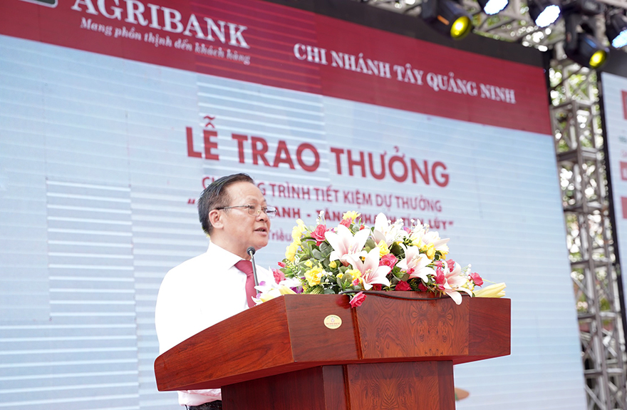 Agribank trao sổ Tiết kiệm 1 tỉ đồng cho khách hàng trúng giải Đặc biệt Chương trình “Mùa hè Xanh – Tăng nhanh tích lũy” - Ảnh 1.