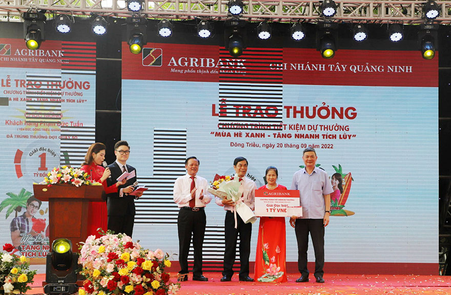 Agribank trao sổ Tiết kiệm 1 tỉ đồng cho khách hàng trúng giải Đặc biệt Chương trình “Mùa hè Xanh – Tăng nhanh tích lũy”