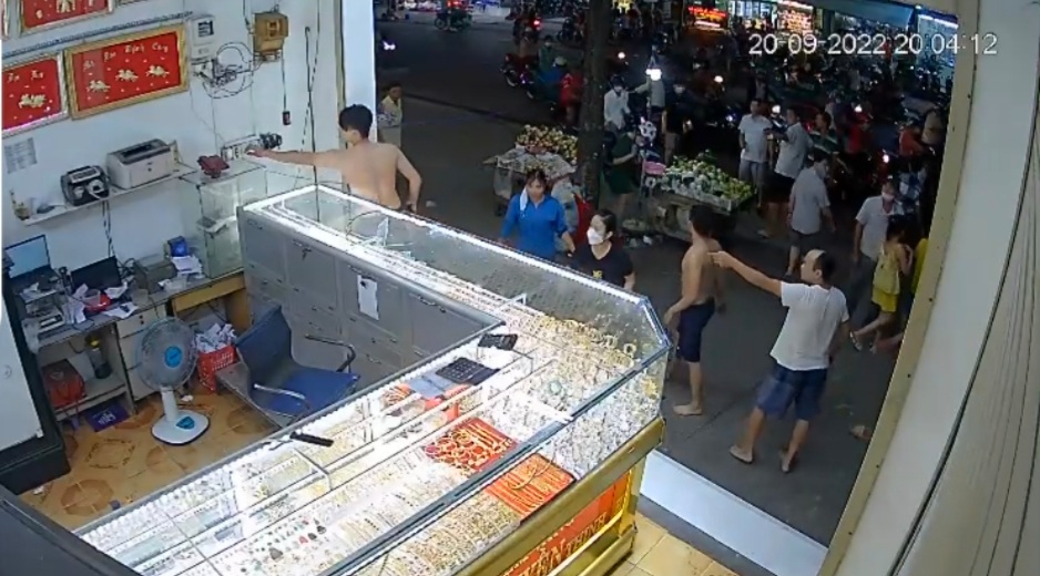 CLIP: Nhiều người nhặt v&agrave;ng sau vụ cướp kỳ lạ ở B&igrave;nh Dương - Ảnh 2.