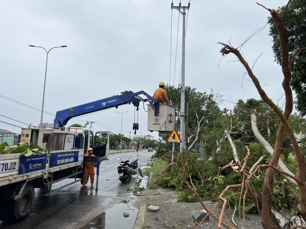 Bão số 4 gây nhiều sự cố đường dây 500 kV, 220 kV, ảnh hưởng cung cấp điện tại nhiều tỉnh, thành