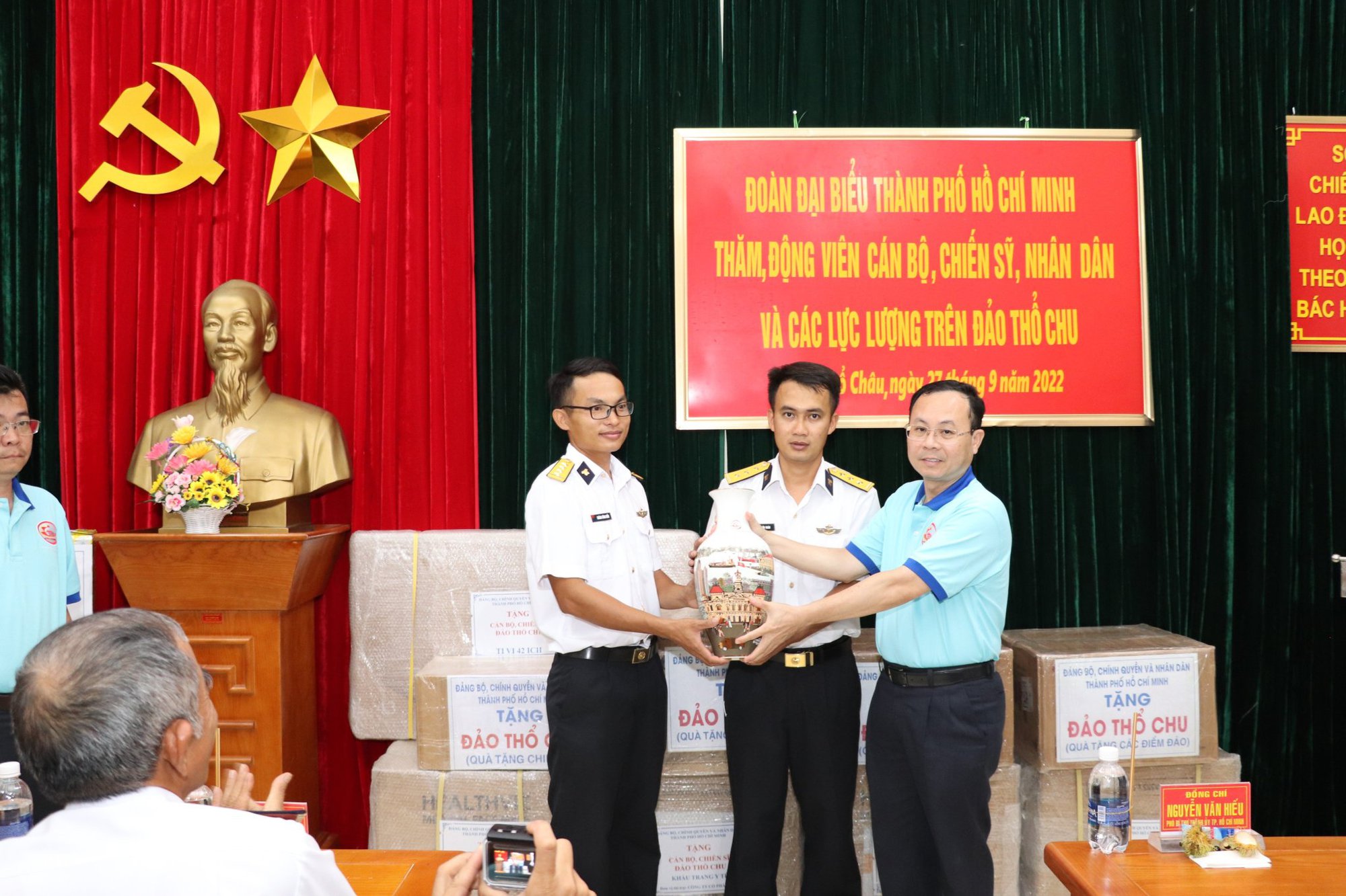 Đo&agrave;n đại biểu TP HCM thăm v&agrave; động vi&ecirc;n c&aacute;n bộ, chiến sĩ Nh&agrave; Gi&agrave;n DK 1/10, đảo Thổ Chu - Ảnh 7.