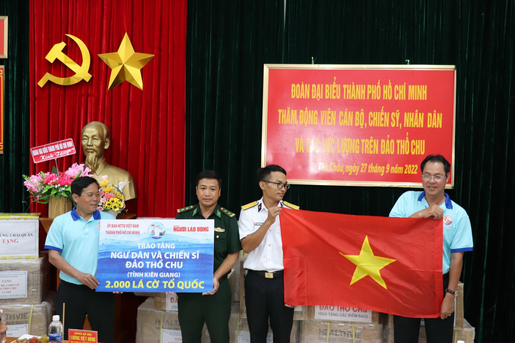 Đo&agrave;n đại biểu TP HCM thăm v&agrave; động vi&ecirc;n c&aacute;n bộ, chiến sĩ Nh&agrave; Gi&agrave;n DK 1/10, đảo Thổ Chu - Ảnh 9.