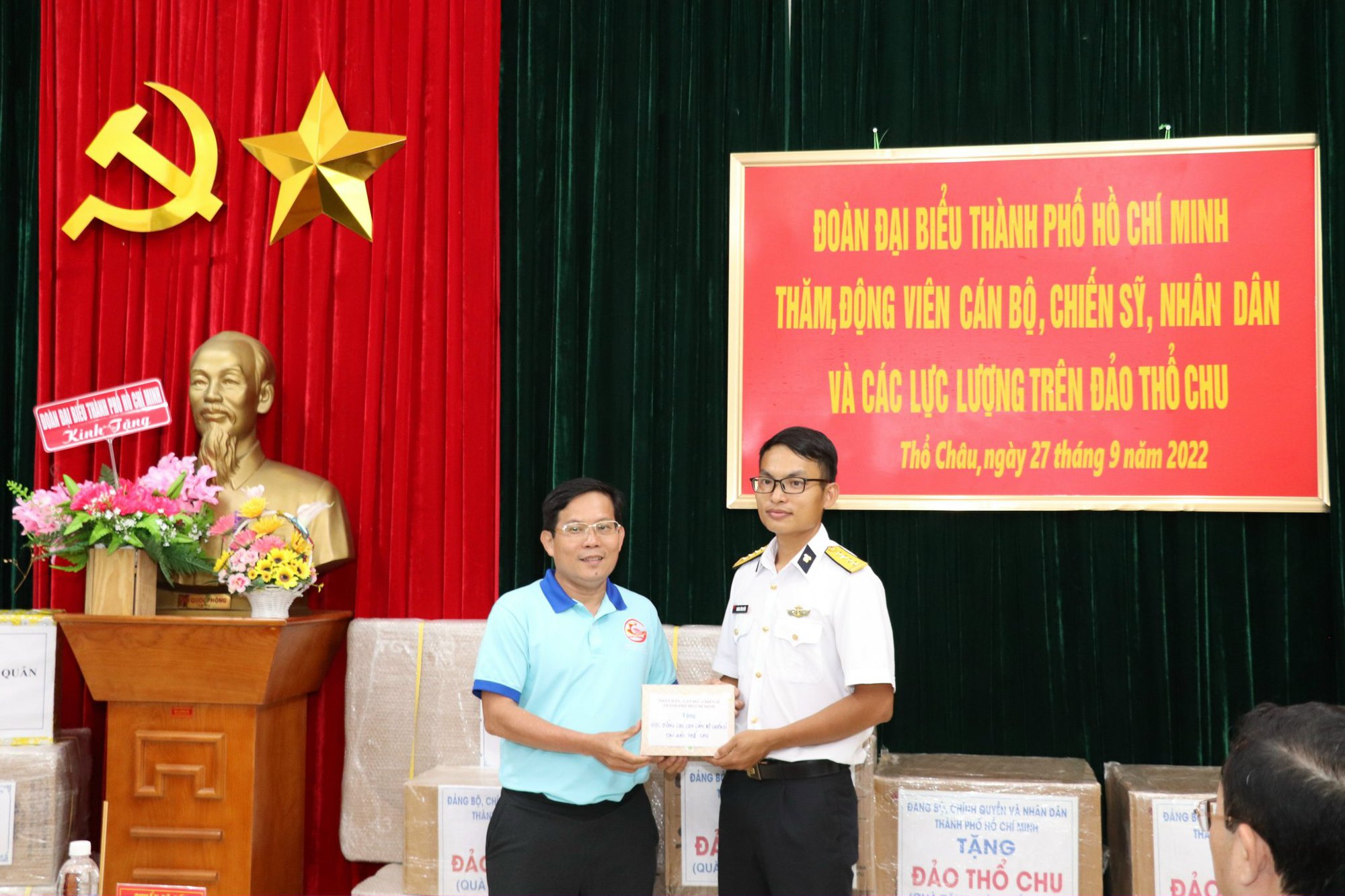 Đo&agrave;n đại biểu TP HCM thăm v&agrave; động vi&ecirc;n c&aacute;n bộ, chiến sĩ Nh&agrave; Gi&agrave;n DK 1/10, đảo Thổ Chu - Ảnh 11.