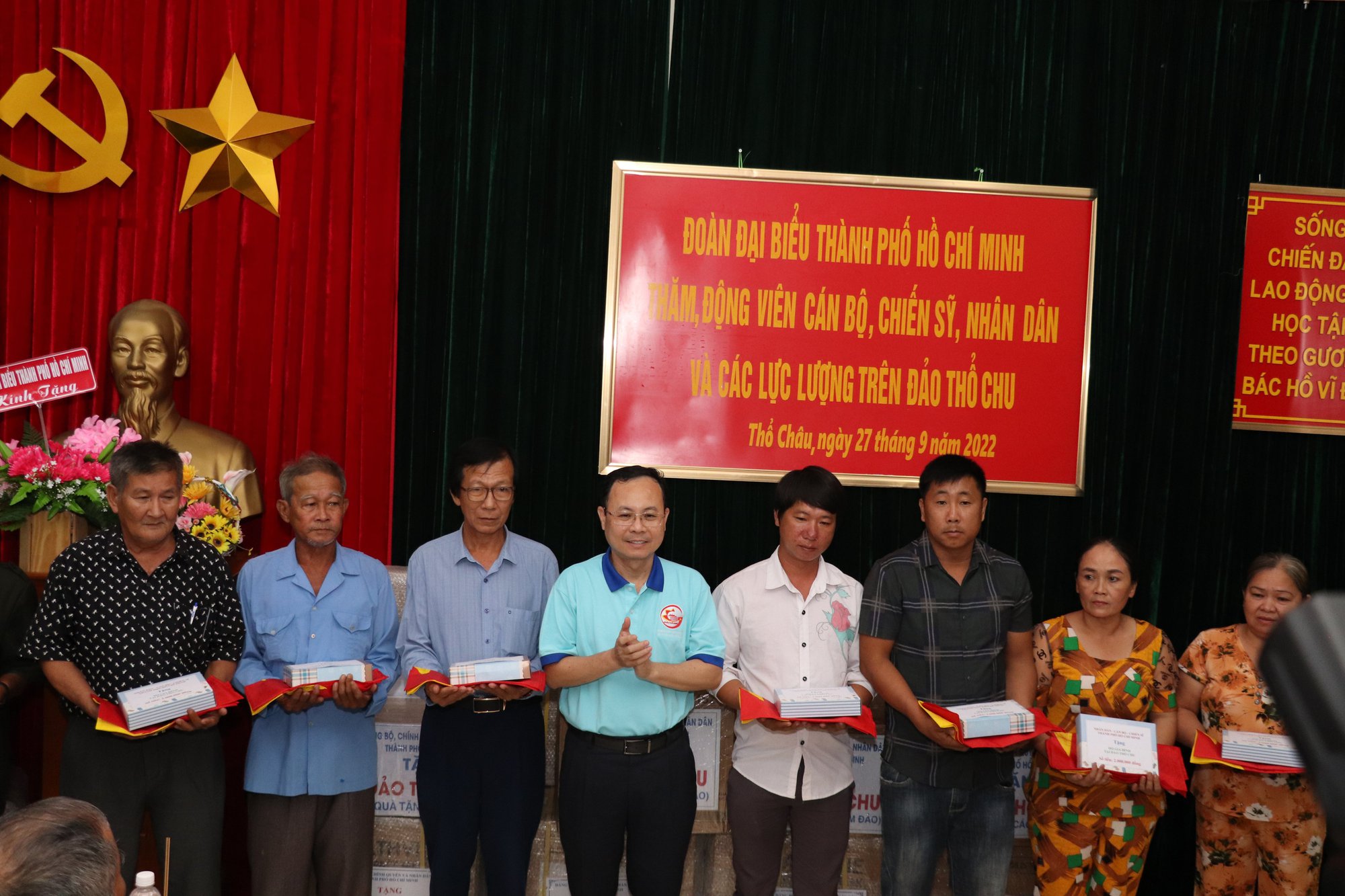 Đo&agrave;n đại biểu TP HCM thăm v&agrave; động vi&ecirc;n c&aacute;n bộ, chiến sĩ Nh&agrave; Gi&agrave;n DK 1/10, đảo Thổ Chu - Ảnh 8.