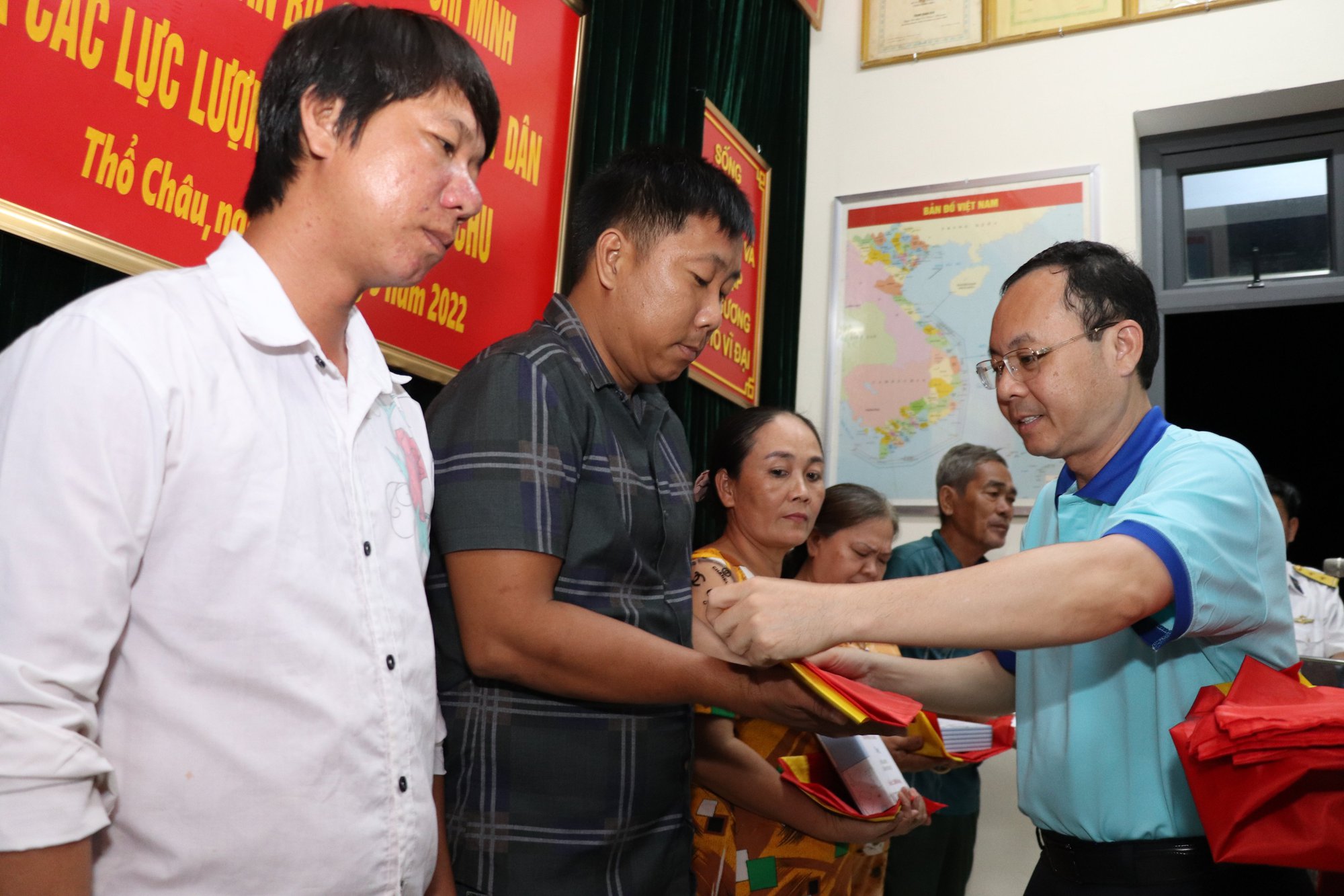 Đo&agrave;n đại biểu TP HCM thăm v&agrave; động vi&ecirc;n c&aacute;n bộ, chiến sĩ Nh&agrave; Gi&agrave;n DK 1/10, đảo Thổ Chu - Ảnh 10.