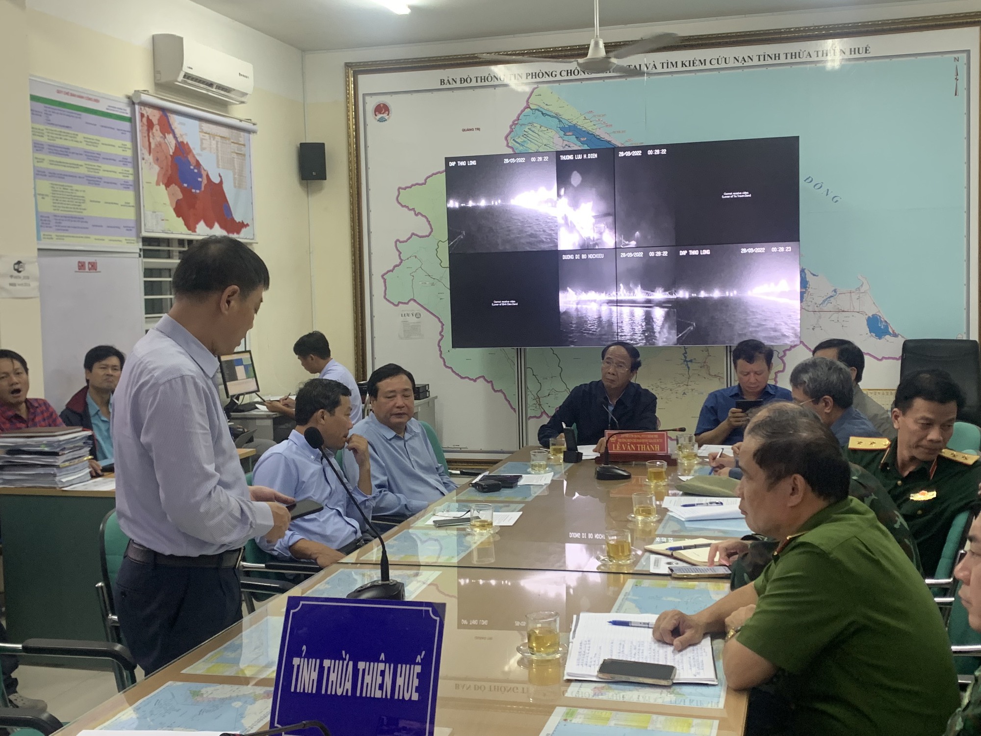 B&atilde;o số 4 (Noru): Cuộc họp l&uacute;c 0 giờ của Ph&oacute; Thủ tướng v&agrave; nhiều Chủ tịch tỉnh - Ảnh 1.
