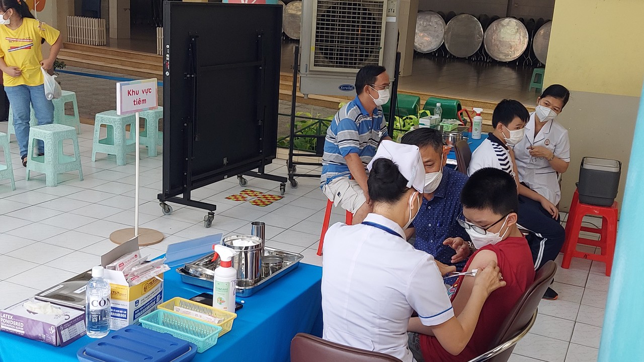 TP HCM: Đi từng ngõ, gõ từng nhà thuyết phục người dân tiêm vắc-xin Covid-19