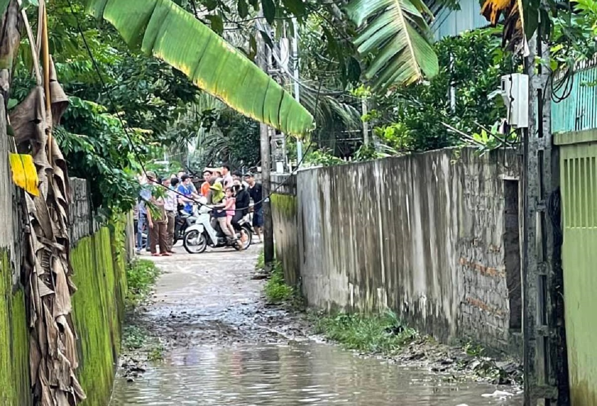 Kéo xe tang tiễn đưa người qua đời trở về, 2 người bị điện giật tử vong
