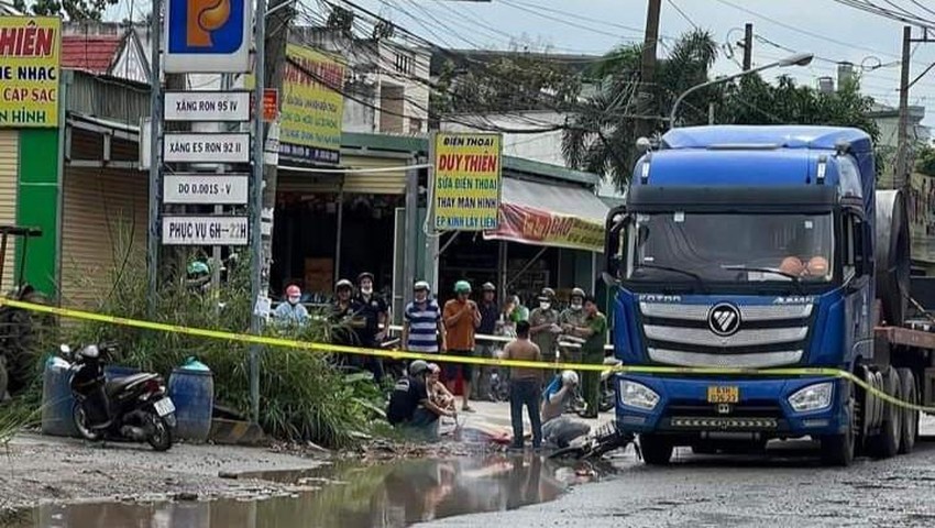 Bé gái 7 tuổi tử vong dưới bánh container vì người lớn tránh vũng nước