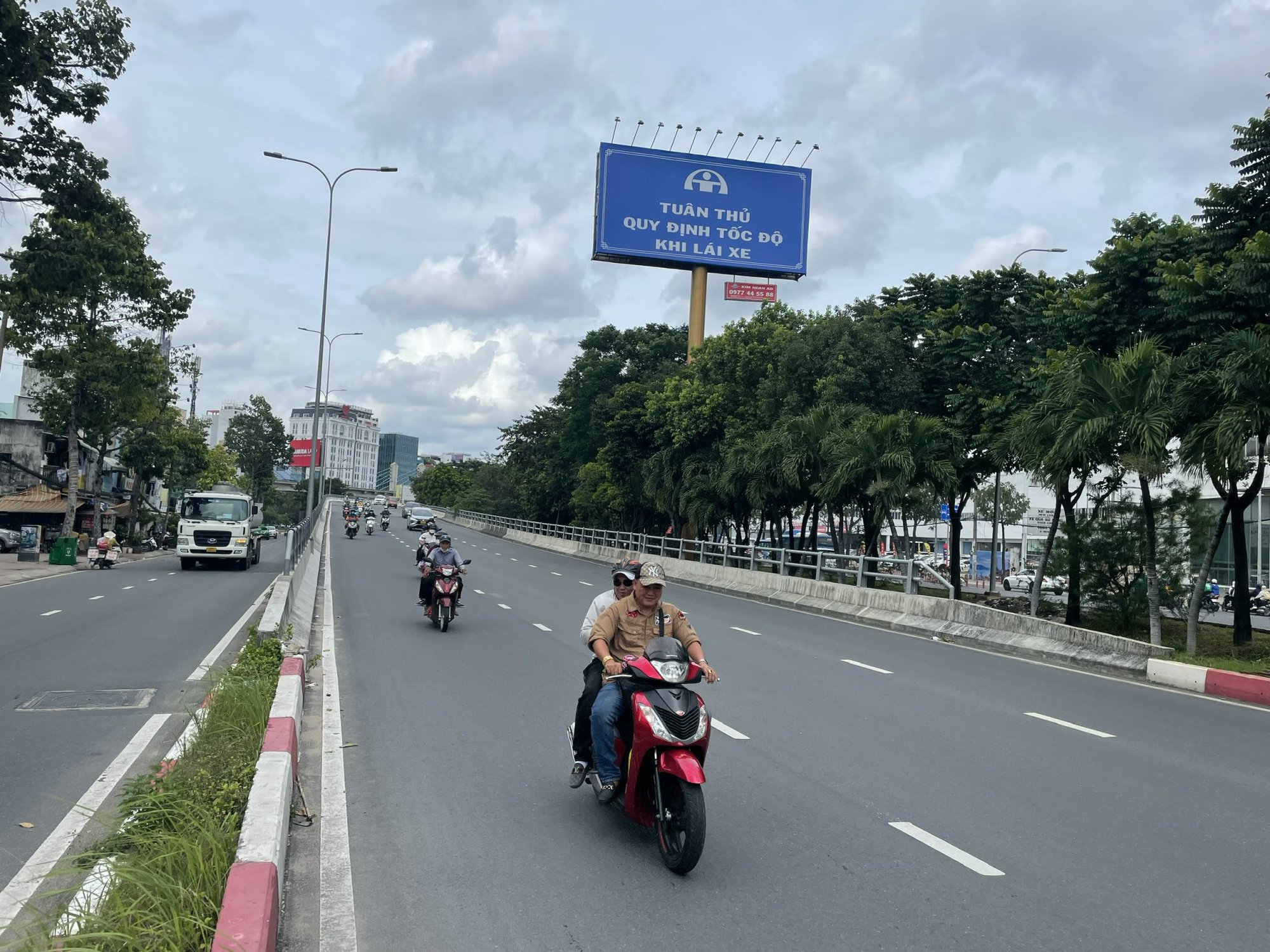 LƯU Ý: TP HCM đã cấm tất cả phương tiện qua cầu vượt Nguyễn Hữu Cảnh