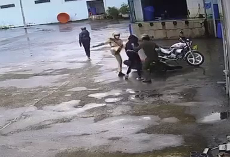 Vụ tổ cảnh sát đánh, đá liên tục 2 thiếu niên: Quá sốc và buồn!