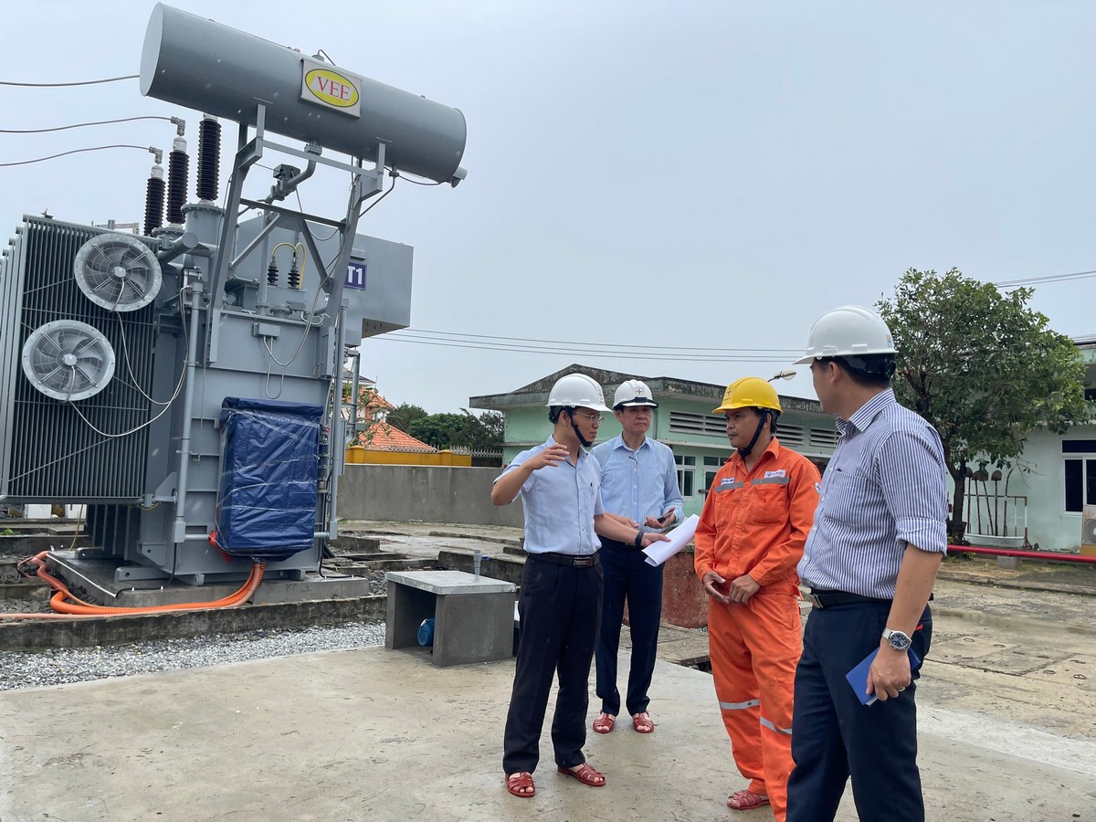 EVNCPC đ&atilde; kh&ocirc;i phục cấp điện hơn 80% kh&aacute;ch h&agrave;ng bị mất điện do ảnh hưởng b&atilde;o Noru - Ảnh 1.