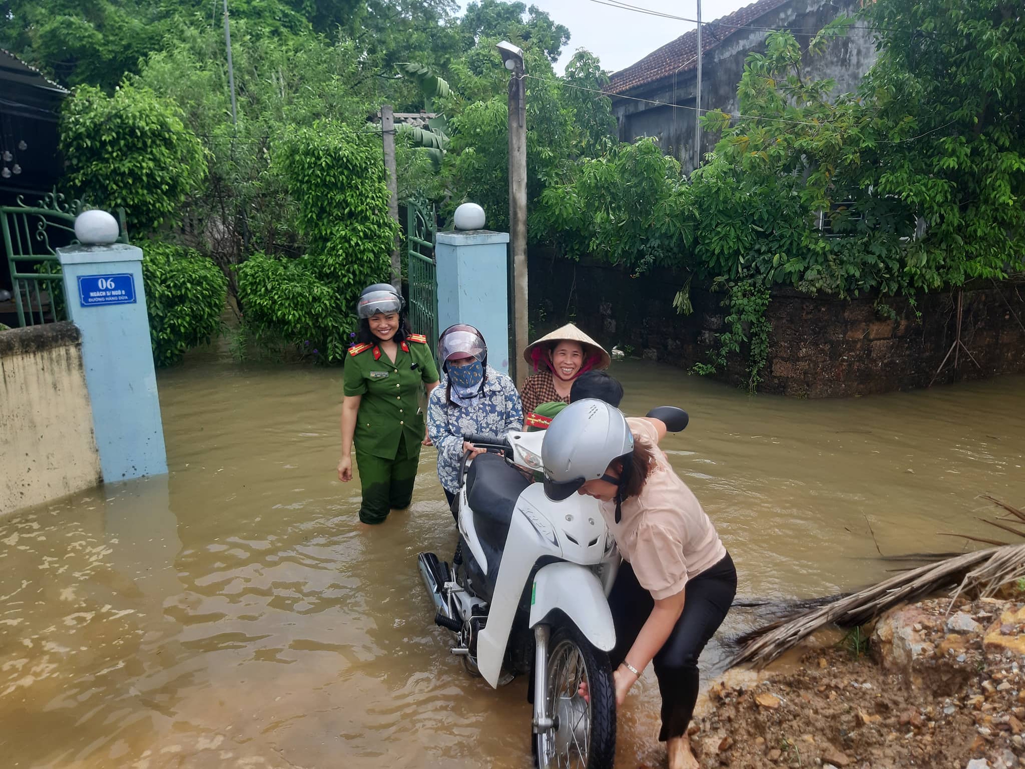 Mưa lũ khiến tr&ecirc;n 7.300 nh&agrave; d&acirc;n bị ngập, 2 người chết, 1 người mất t&iacute;ch - Ảnh 7.