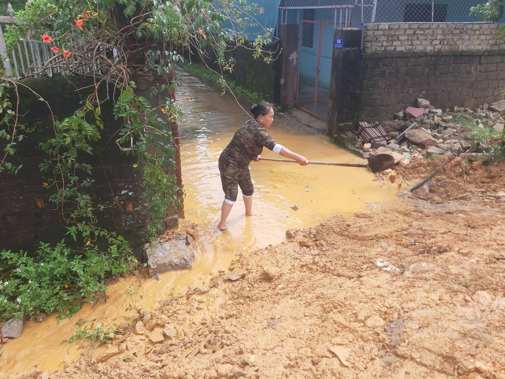Mưa lũ khiến tr&ecirc;n 7.300 nh&agrave; d&acirc;n bị ngập, 2 người chết, 1 người mất t&iacute;ch - Ảnh 2.