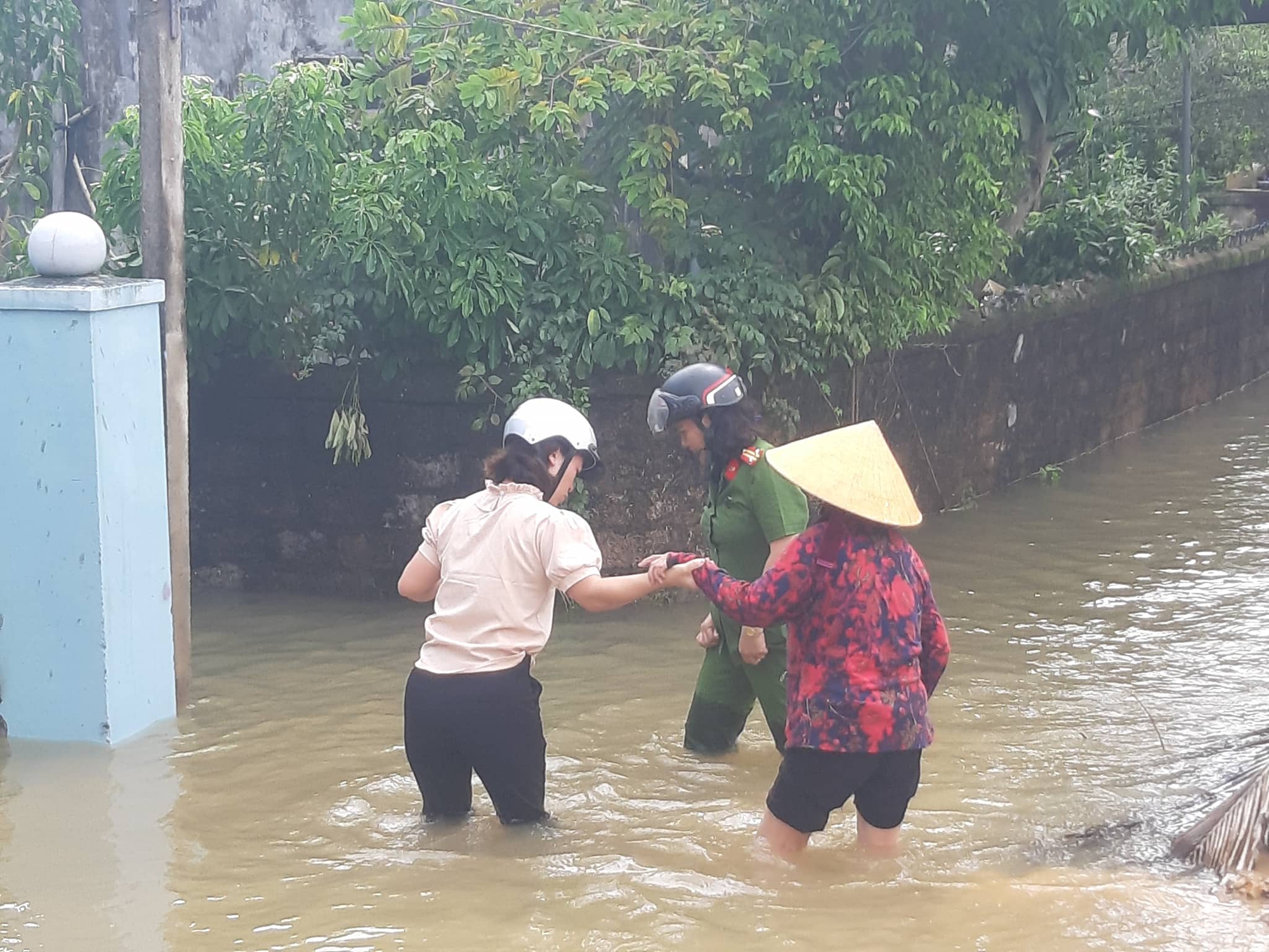Mưa lũ khiến tr&ecirc;n 7.300 nh&agrave; d&acirc;n bị ngập, 2 người chết, 1 người mất t&iacute;ch - Ảnh 8.