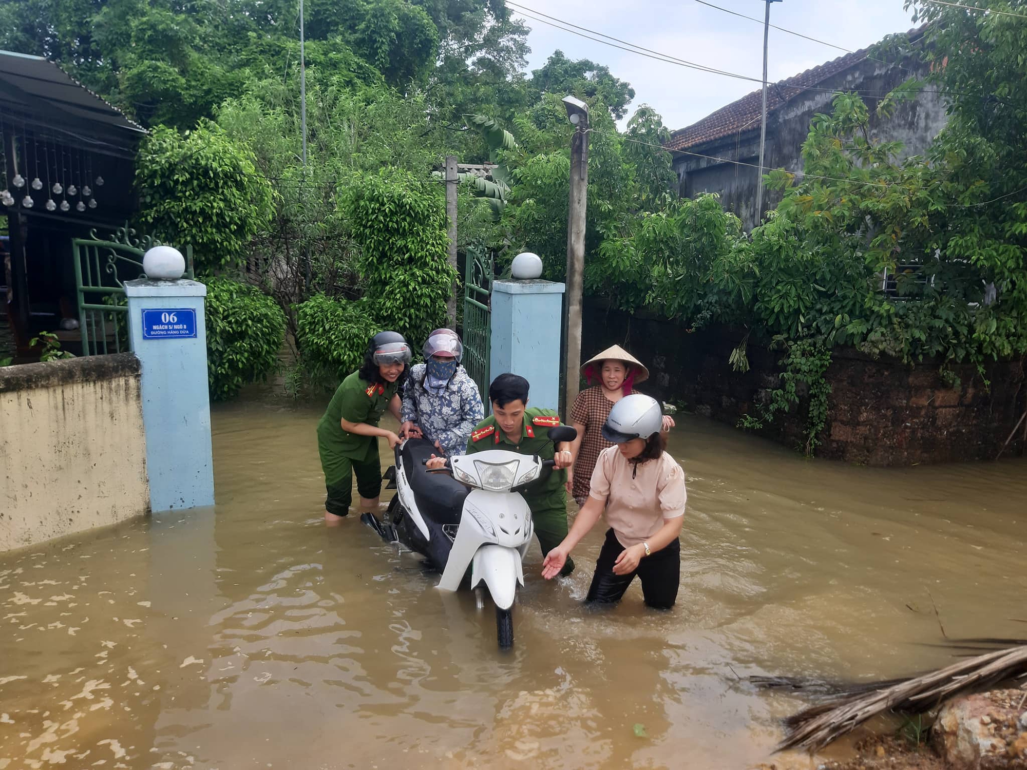Mưa trắng trời, nhiều khu d&acirc;n cư bị chia cắt, gần 400 trường cho học sinh nghỉ học - Ảnh 5.