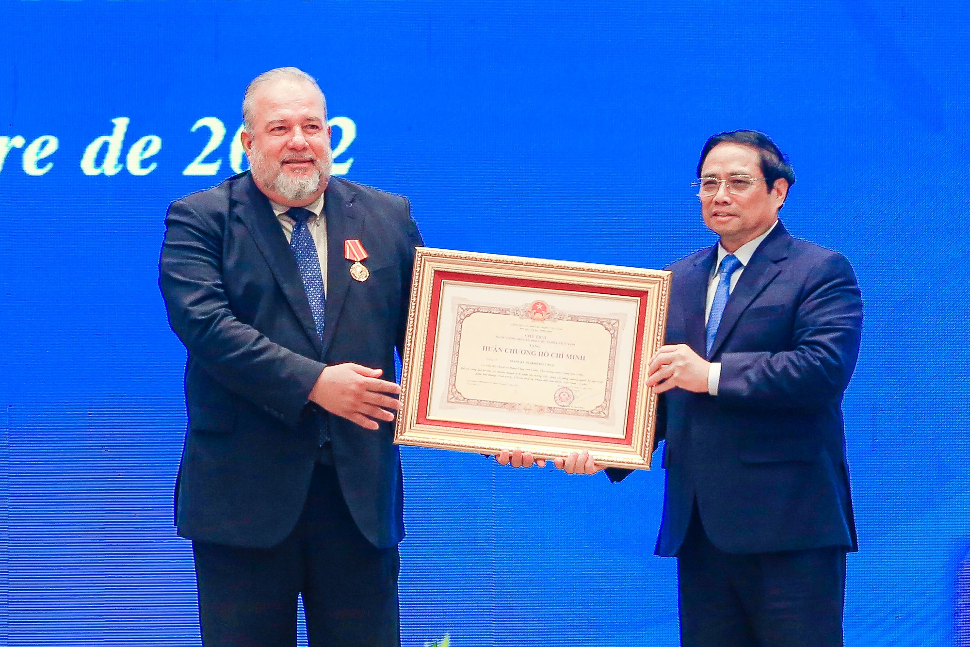 Thủ tướng Phạm Minh Ch&iacute;nh trao tặng Hu&acirc;n chương Hồ Ch&iacute; Minh cho Thủ tướng Cuba - Ảnh 5.