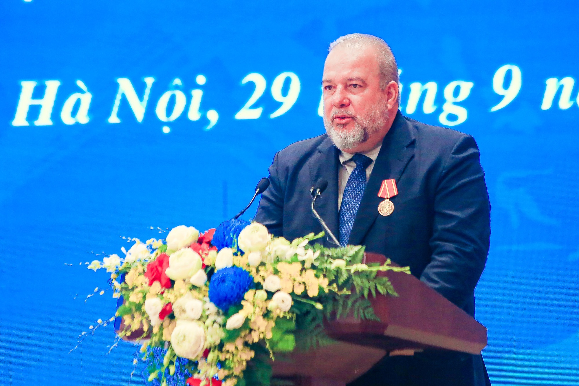Thủ tướng Phạm Minh Ch&iacute;nh trao tặng Hu&acirc;n chương Hồ Ch&iacute; Minh cho Thủ tướng Cuba - Ảnh 7.
