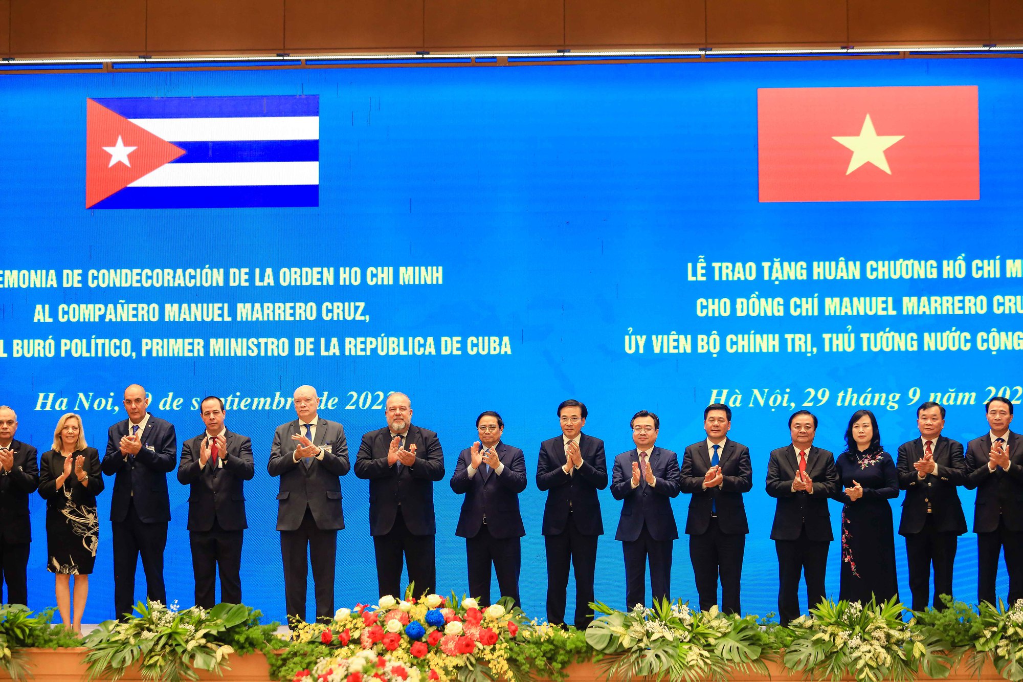 Thủ tướng Phạm Minh Ch&iacute;nh trao tặng Hu&acirc;n chương Hồ Ch&iacute; Minh cho Thủ tướng Cuba - Ảnh 8.