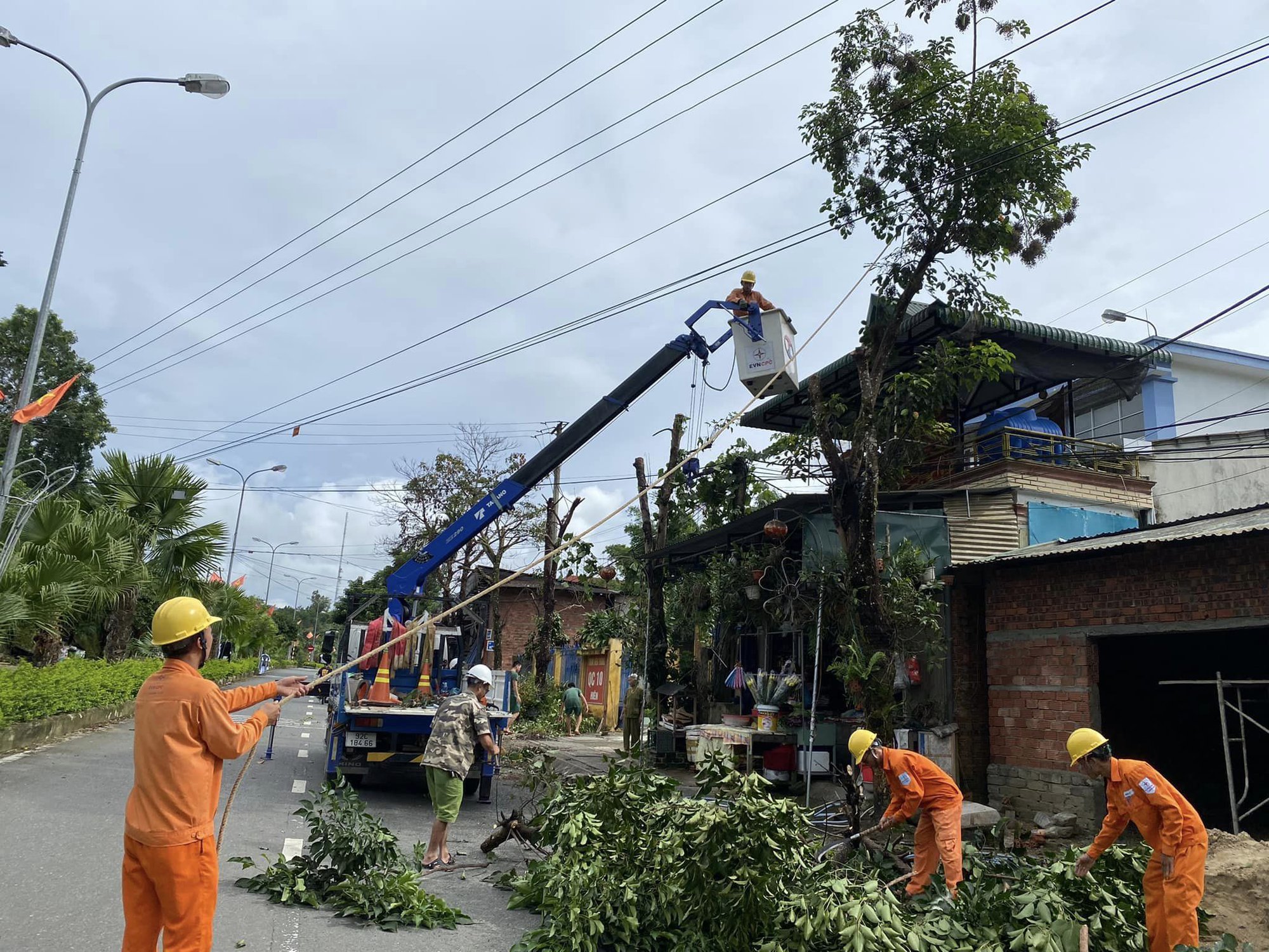 EVNCPC đ&atilde; kh&ocirc;i phục cấp điện hơn 80% kh&aacute;ch h&agrave;ng bị mất điện do ảnh hưởng b&atilde;o Noru - Ảnh 3.