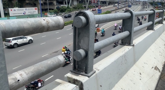LƯU &Yacute;: TP HCM đ&atilde; cấm tất cả phương tiện qua cầu vượt Nguyễn Hữu Cảnh - Ảnh 2.