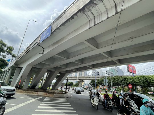 LƯU &Yacute;: TP HCM đ&atilde; cấm tất cả phương tiện qua cầu vượt Nguyễn Hữu Cảnh - Ảnh 1.