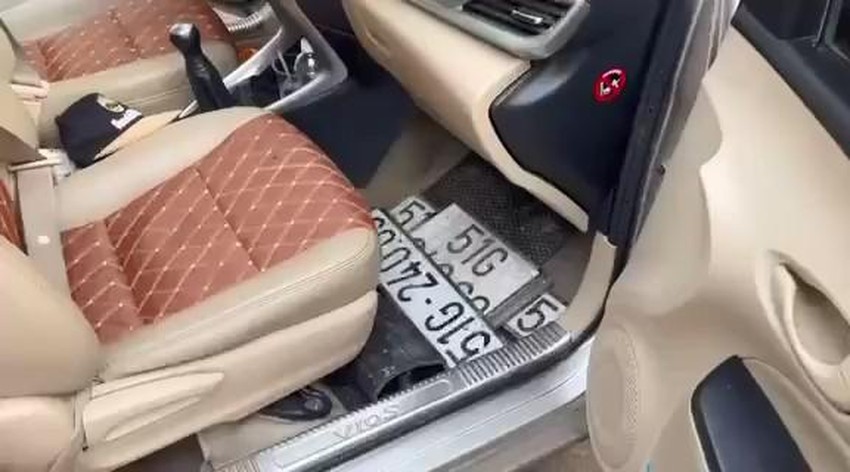 CLIP: Tài xế bỏ chạy, công an phát hiện nhiều bất ngờ trong ôtô Toyota Vios - Ảnh 3.