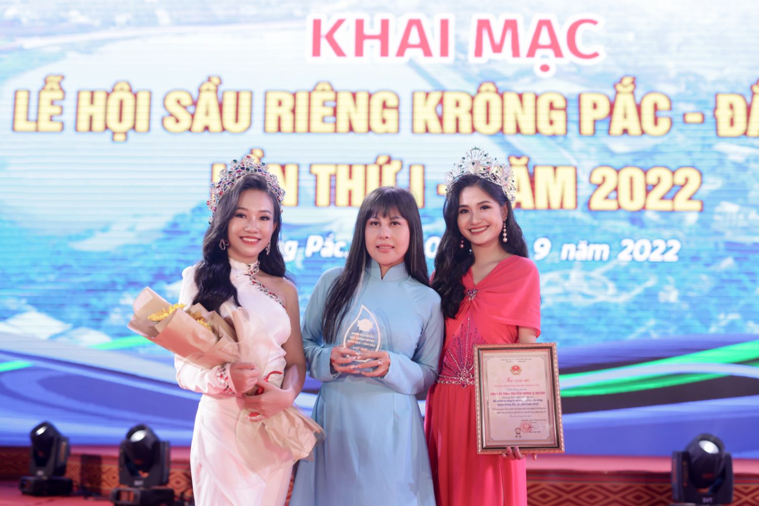 Hoa hậu môi trường Việt Nam Nguyễn Thanh Hà quảng bá cho lễ hội sầu riêng