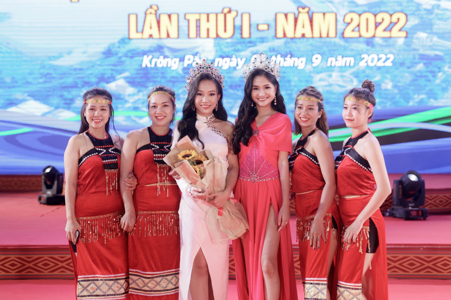 Hoa hậu m&ocirc;i trường Việt Nam Nguyễn Thanh H&agrave; quảng b&aacute; cho lễ hội sầu ri&ecirc;ng - Ảnh 2.