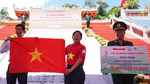 TRÊN ĐỈNH TRƯỜNG SƠN
