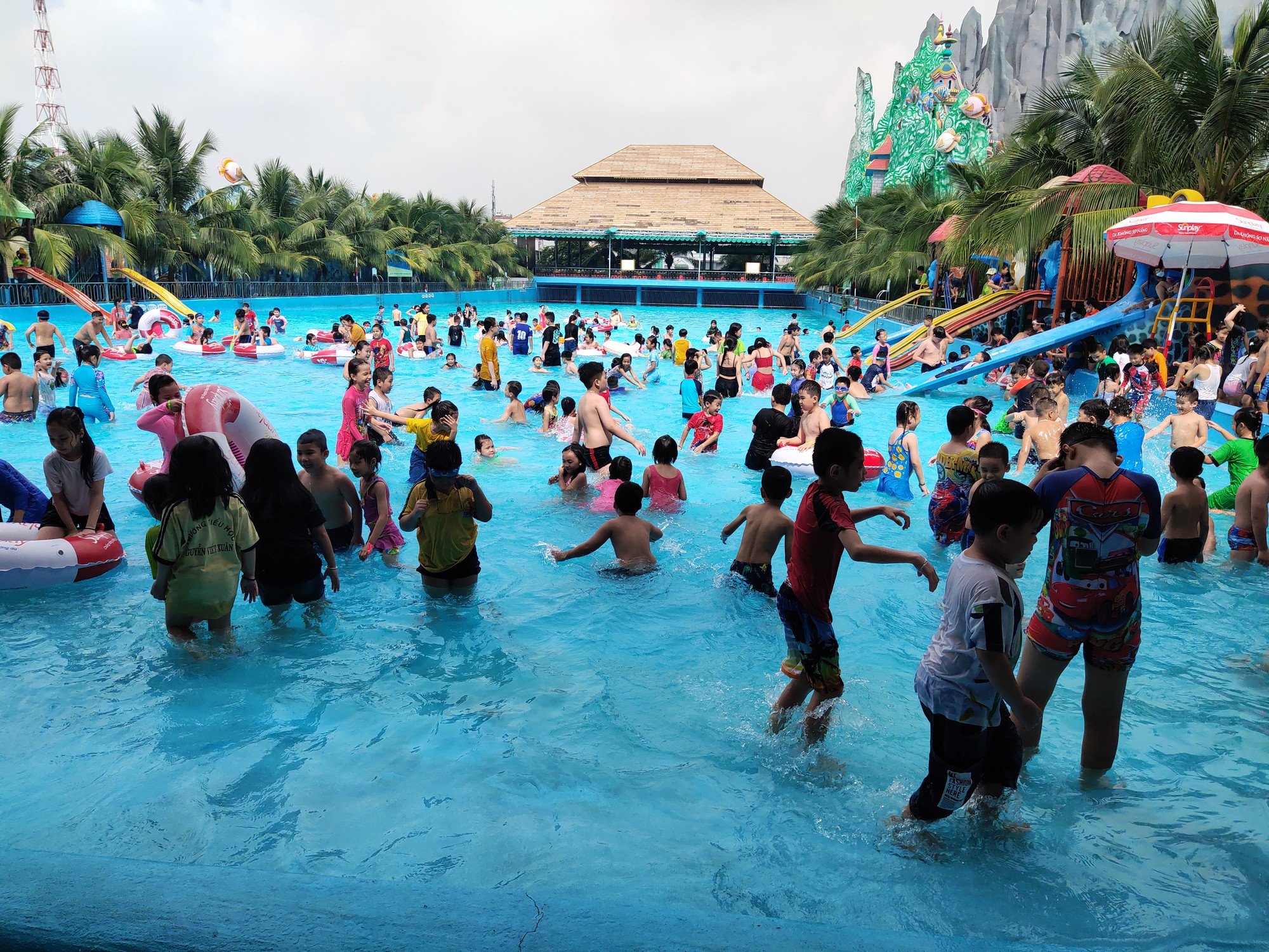 Dịp 2-9: Chật kín khách du lịch đi city tour, điểm vui chơi ở TP HCM - Ảnh 16.
