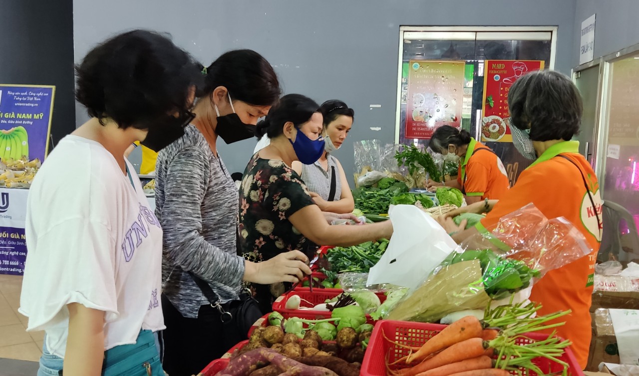 TP HCM: Kh&aacute;ch nườm nượp đến si&ecirc;u thị săn h&agrave;ng khuyến m&atilde;i - Ảnh 4.