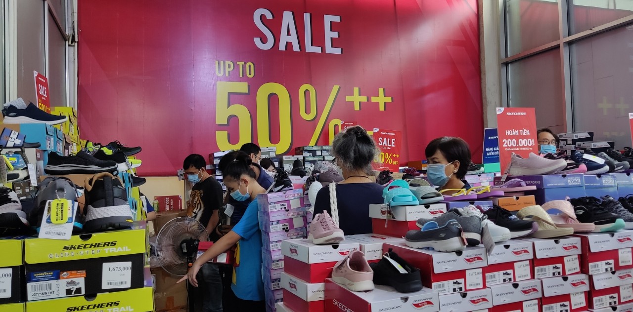 TP HCM: Kh&aacute;ch nườm nượp đến si&ecirc;u thị săn h&agrave;ng khuyến m&atilde;i - Ảnh 6.