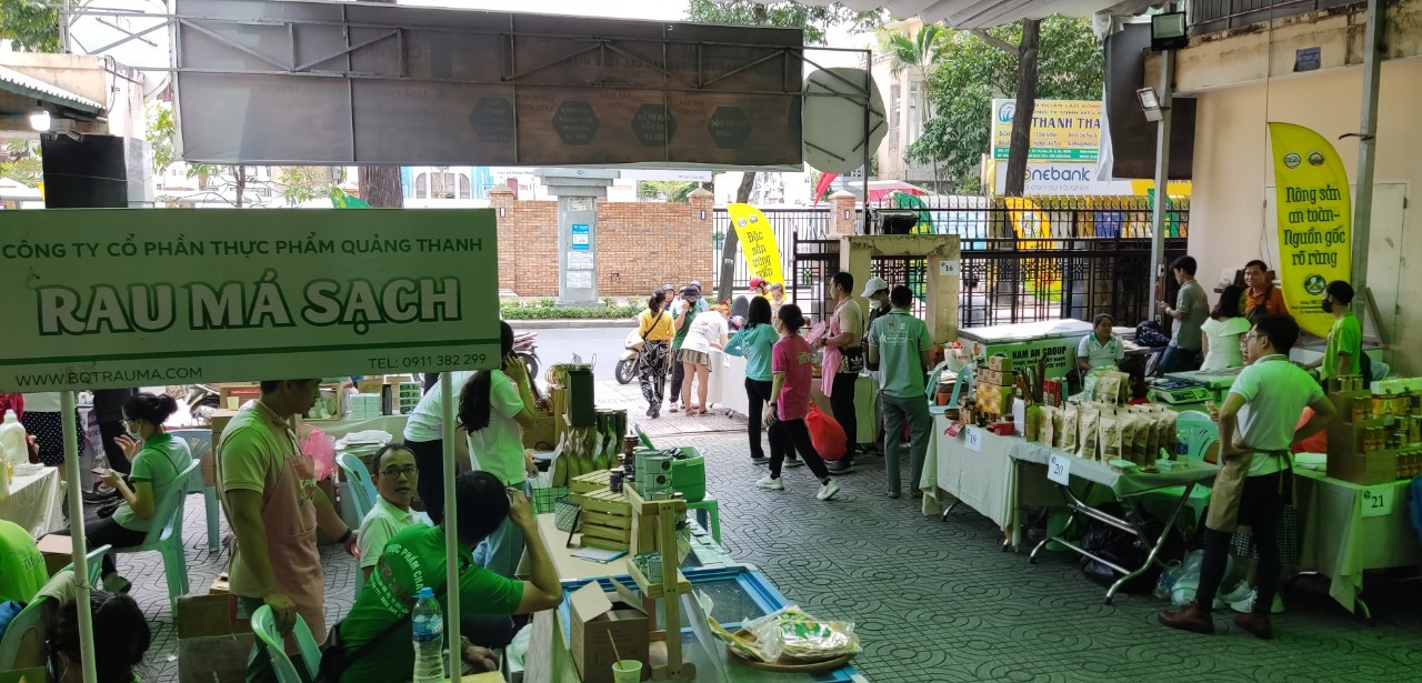 TP HCM: Kh&aacute;ch nườm nượp đến si&ecirc;u thị săn h&agrave;ng khuyến m&atilde;i - Ảnh 3.