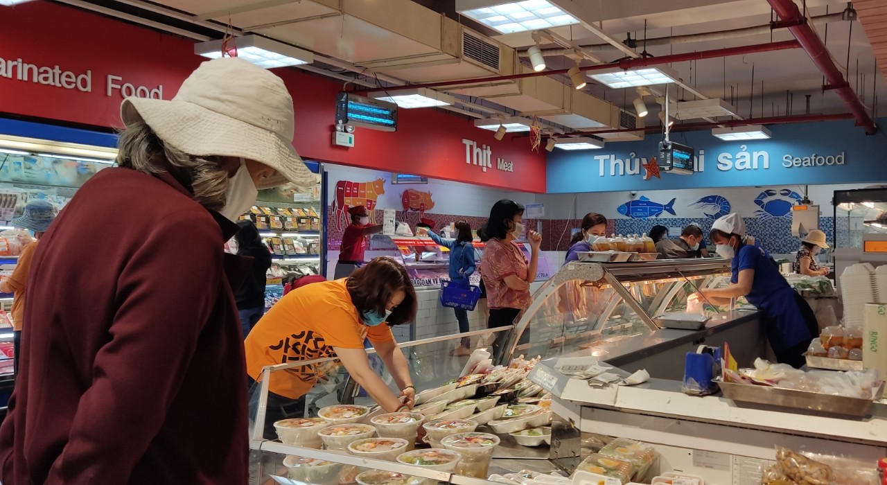 TP HCM: Kh&aacute;ch nườm nượp đến si&ecirc;u thị săn h&agrave;ng khuyến m&atilde;i - Ảnh 1.