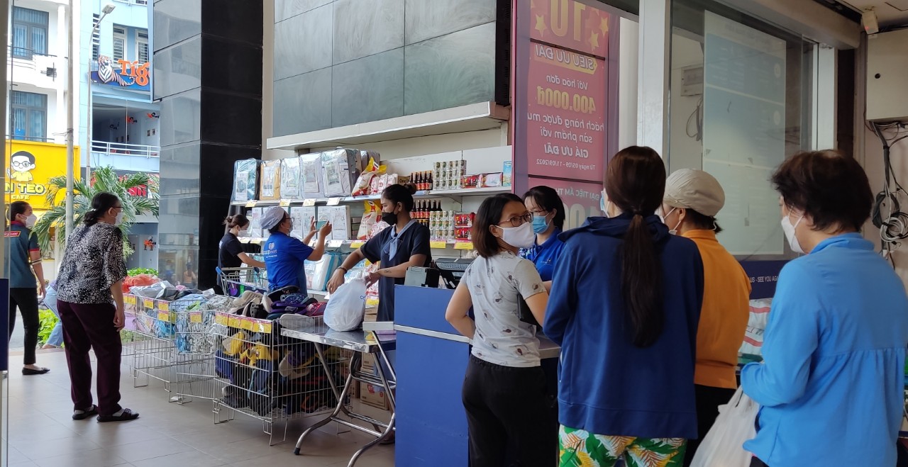 TP HCM: Kh&aacute;ch nườm nượp đến si&ecirc;u thị săn h&agrave;ng khuyến m&atilde;i - Ảnh 2.